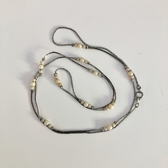 Long vintage liquid silver necklace with cream faux pearls - Picture 5 of 6